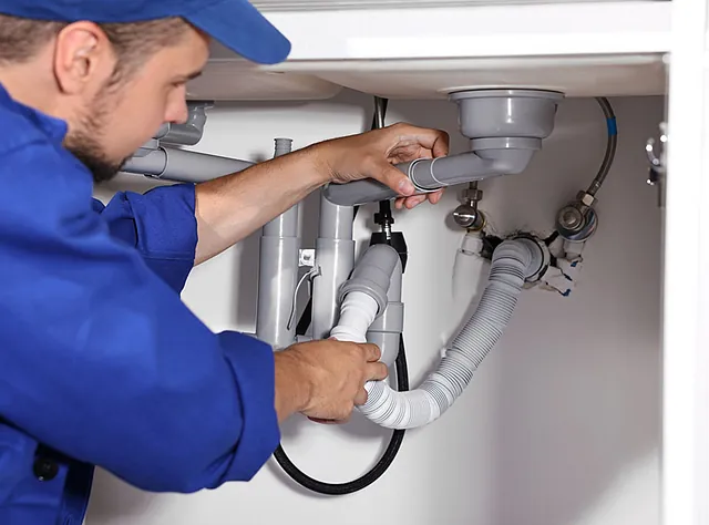 hombre reparando tubería de lavabo